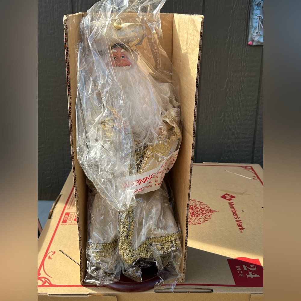 Babbo Natale House of Lloyd Around the World Gold and White Santa Figurine